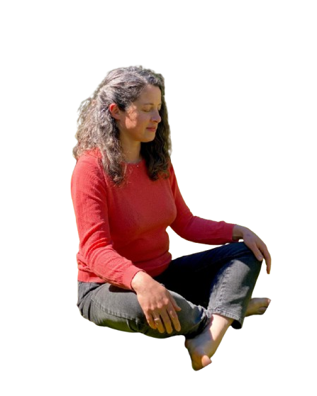 Agnès assise dans le jardin